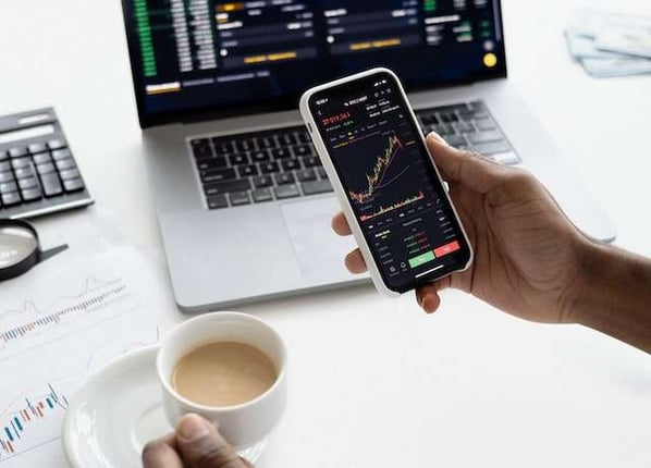 ETFs können über verschiedene Apps erworben und der Kurs beobachtet werden.