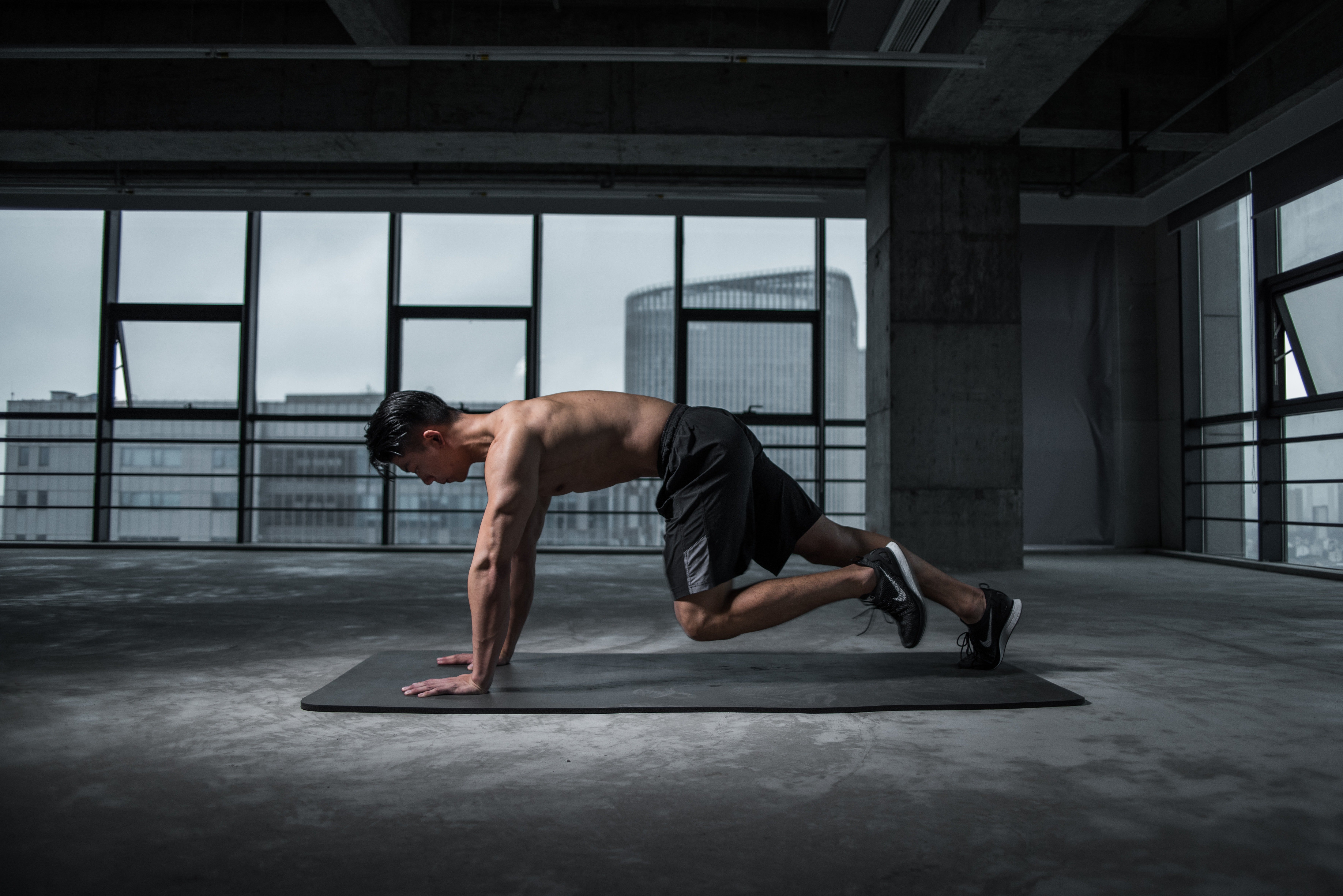 Mann während Home Workout