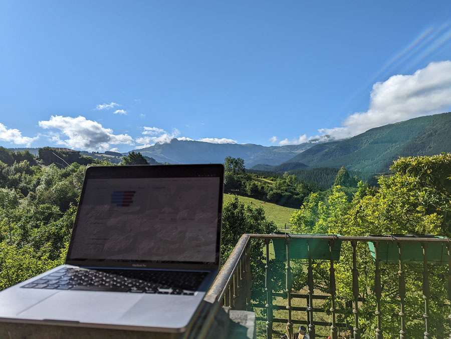 desk_view_1