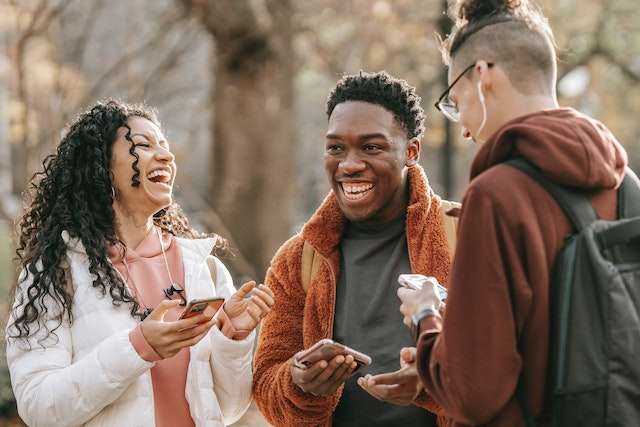 British Gen Z talking about dating and dating apps while holding their smartphones