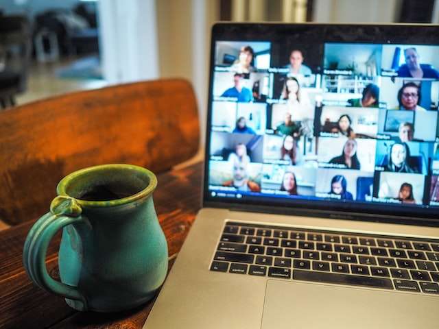 Laptop mit einem Online Meeting - Home Office