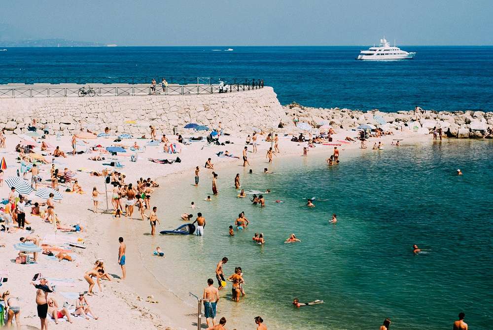 La mitad de los españoles que viven en zona costera afirman que el turismo de masas se ha convertido en un problema en España