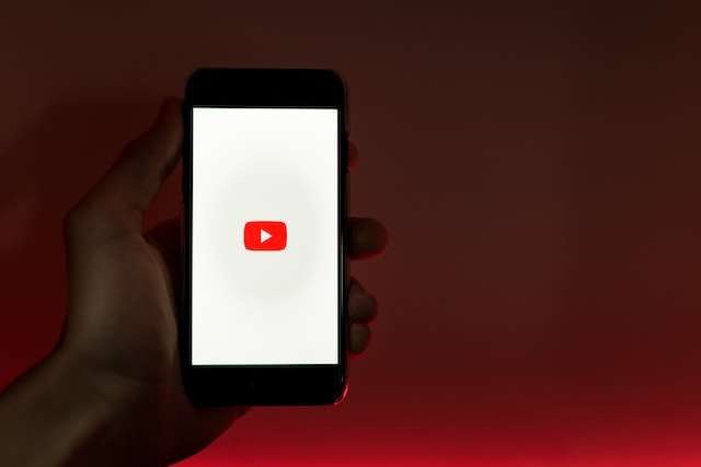 YouTube Logo auf iPhone Screen