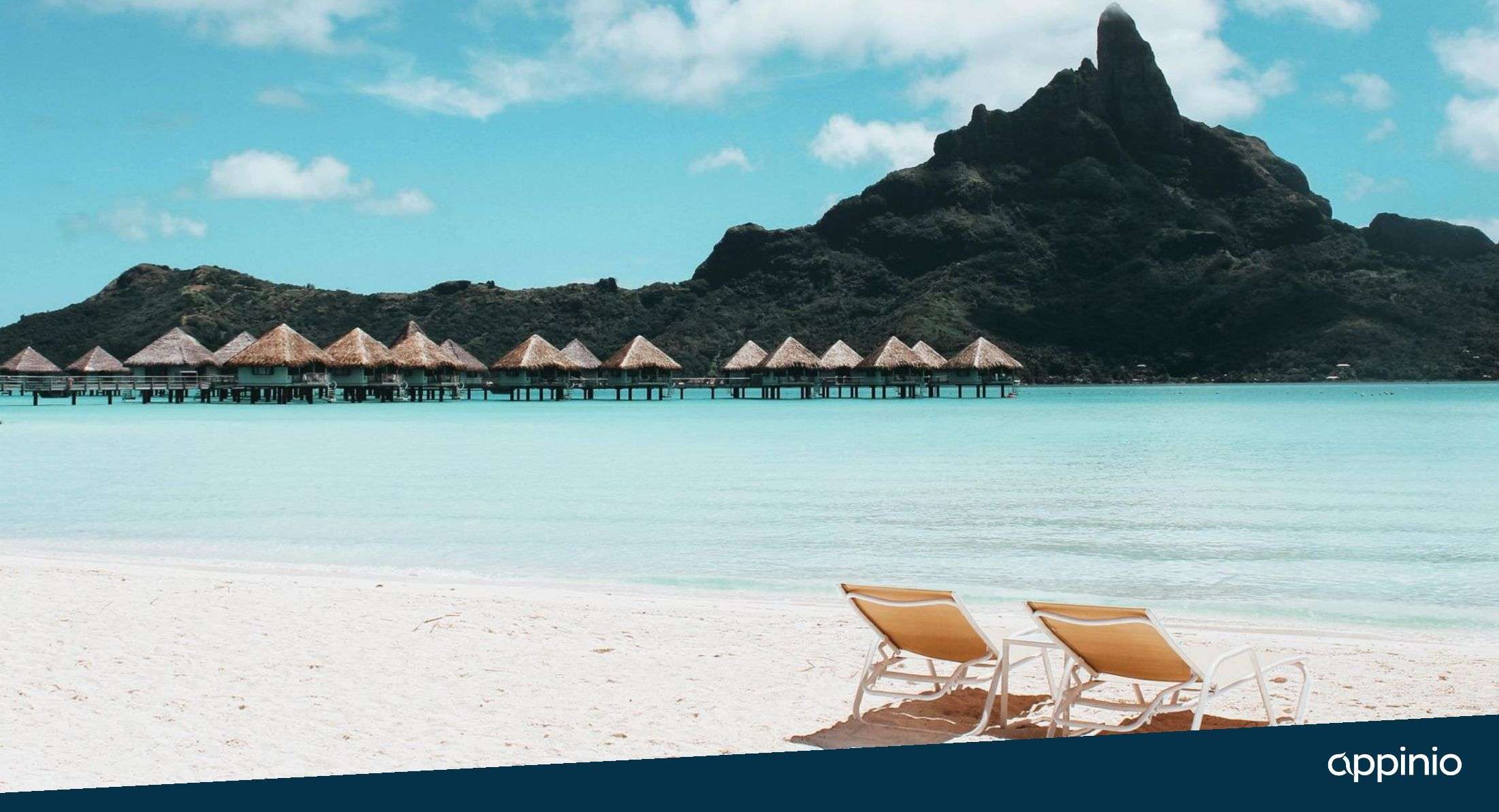 Insel vor Strand mit Liegen