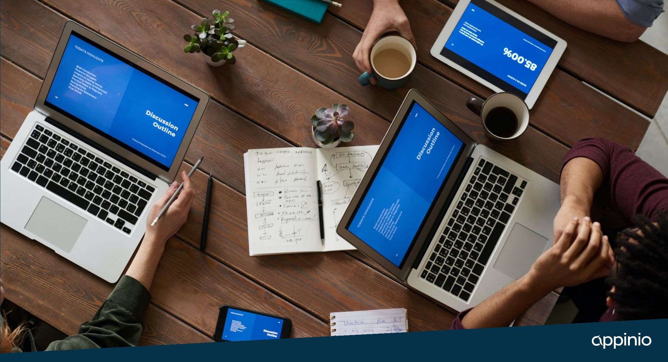 Mehrere Laptops am Schreibtisch