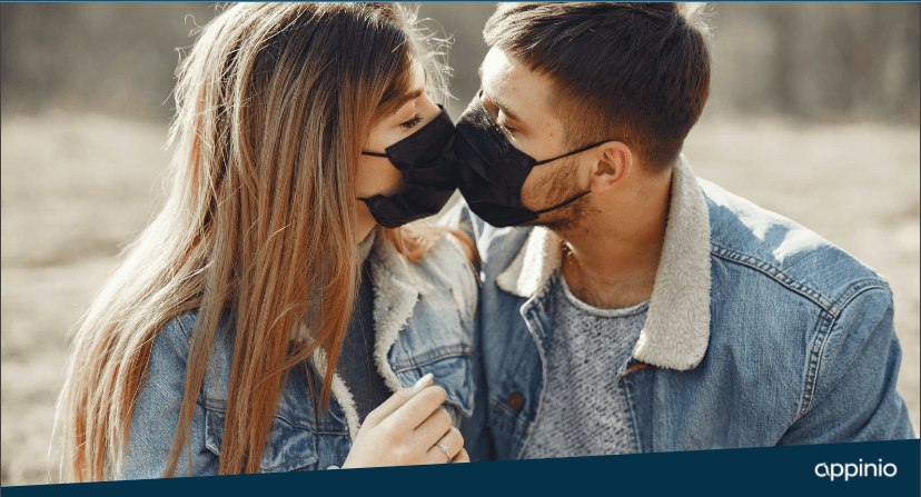 Küssendes Paar mit Maske