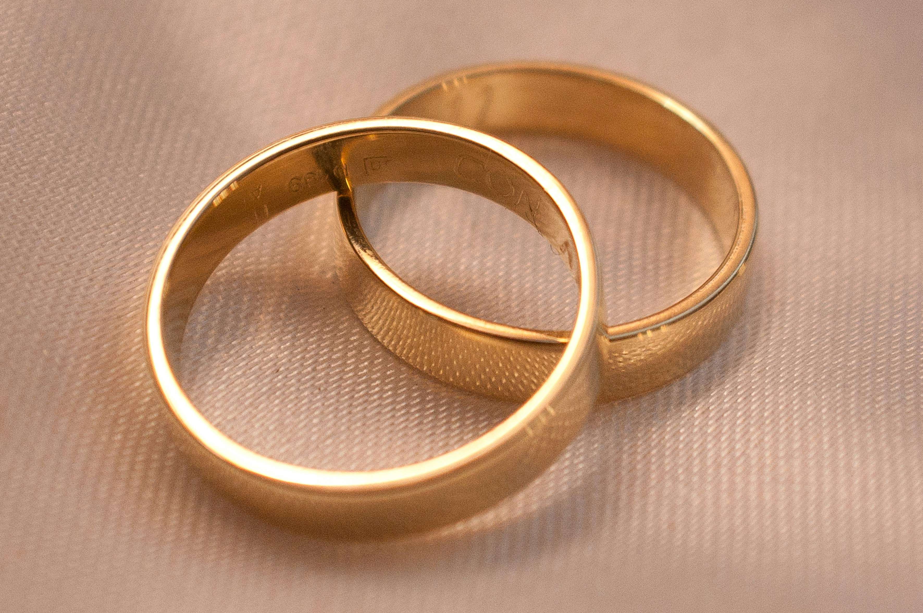 So häufig geben Frauen ihren Familiennamen nach der Hochzeit ab – ein internationaler Vergleich
