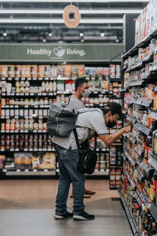 Zwei Personen in einem Supermarkt