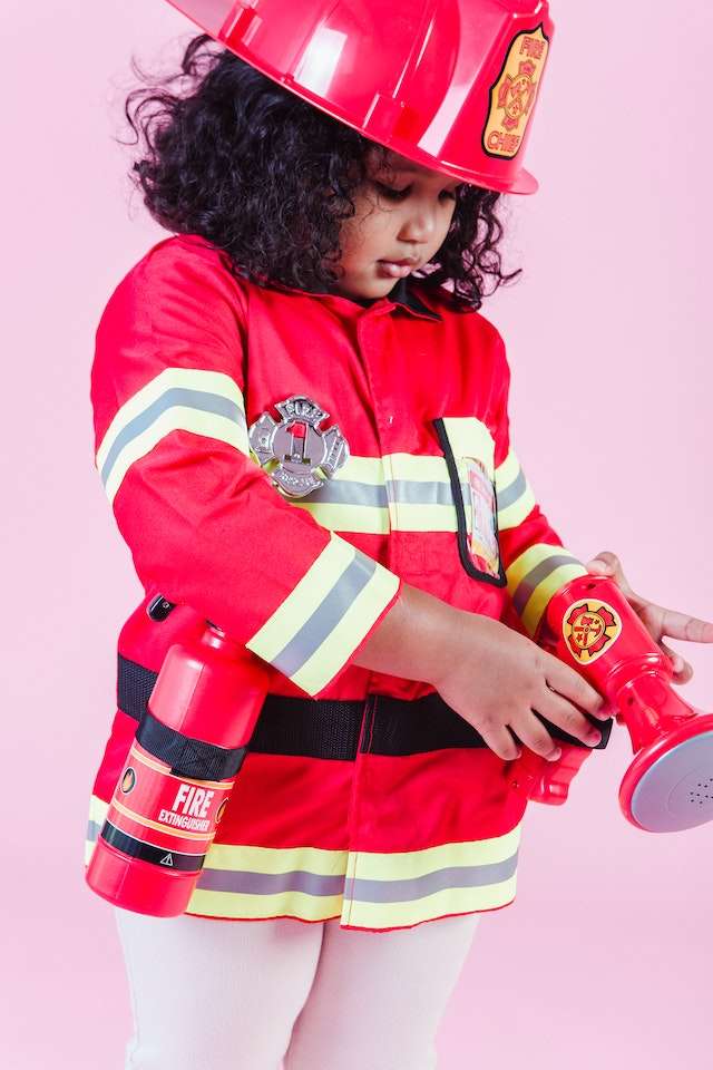 Kind im Feuerwehrmann Kostüm