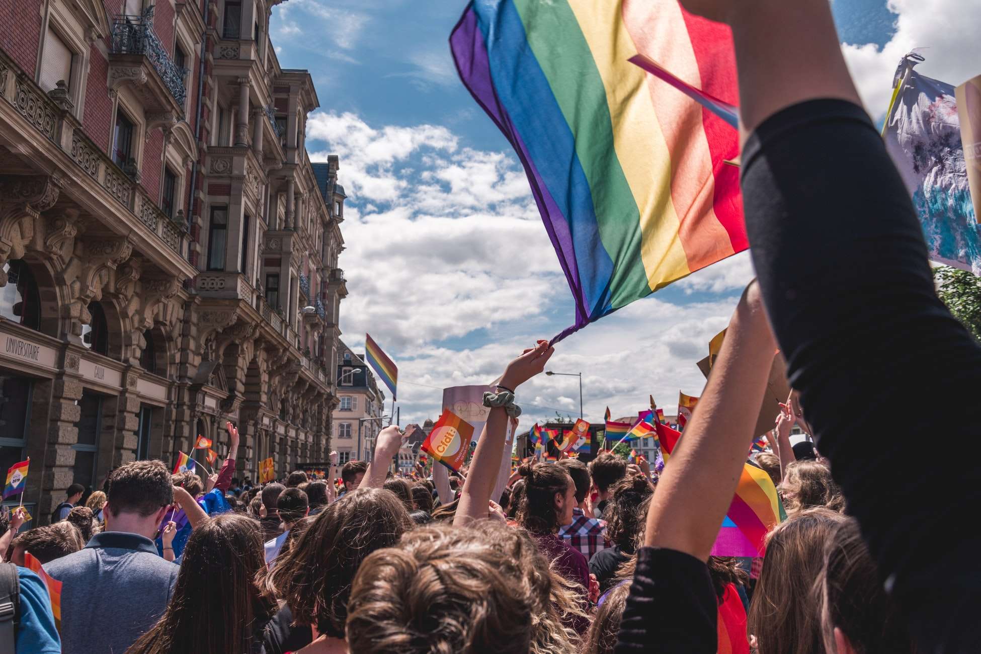 Drapeau arc-en-ciel symbolisant le mois de la fierté